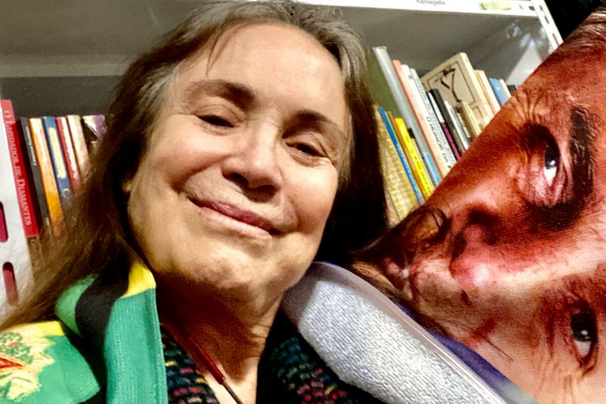 Regina Duarte com a toalha de Bolsonaro no pescoço