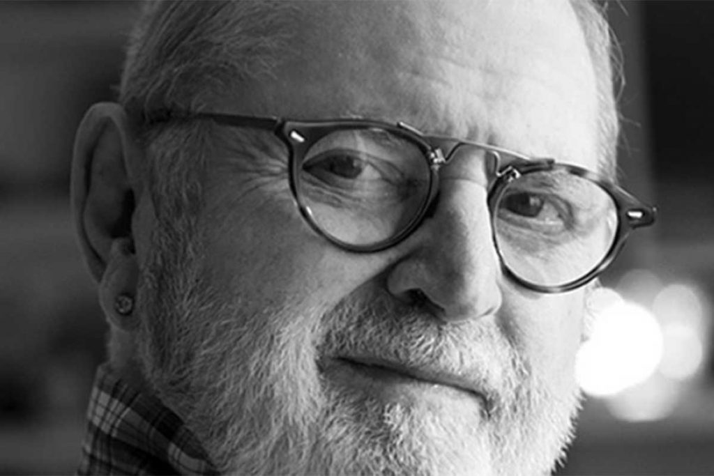 Retrato preto e branco de Jô Soares, sorrindo