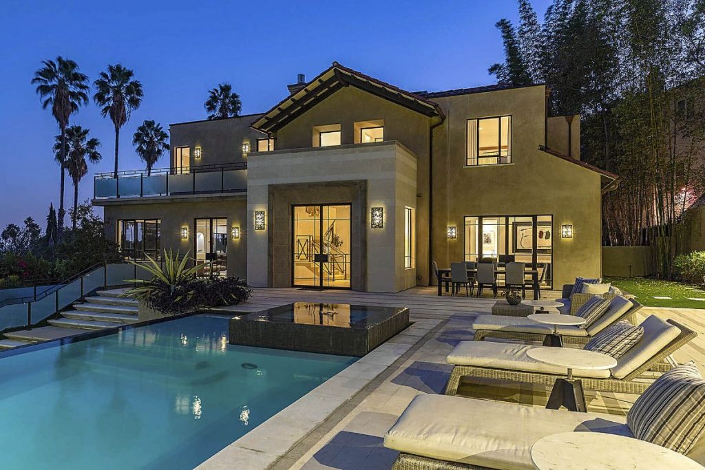 Fachada da mansão de Rihanna