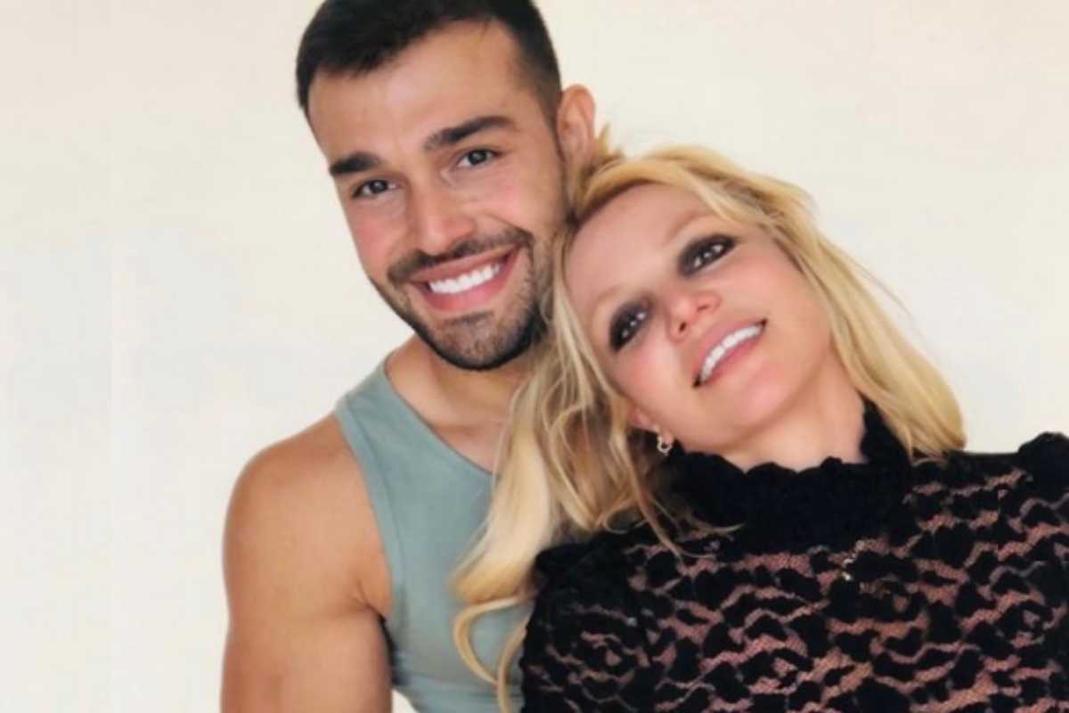 Sam Asghari e Britney Spears abraçados
