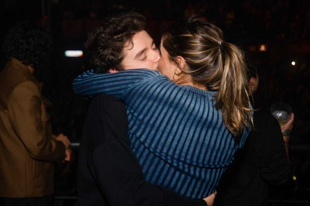 Sasha Meneghel e João Figueiredo se beijando em show de Priscilla Alcantara