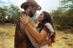 Zé Paulino (Renato Góes) e Candoca (Isadora Cruz) abraçados, abraçados, no sertão
