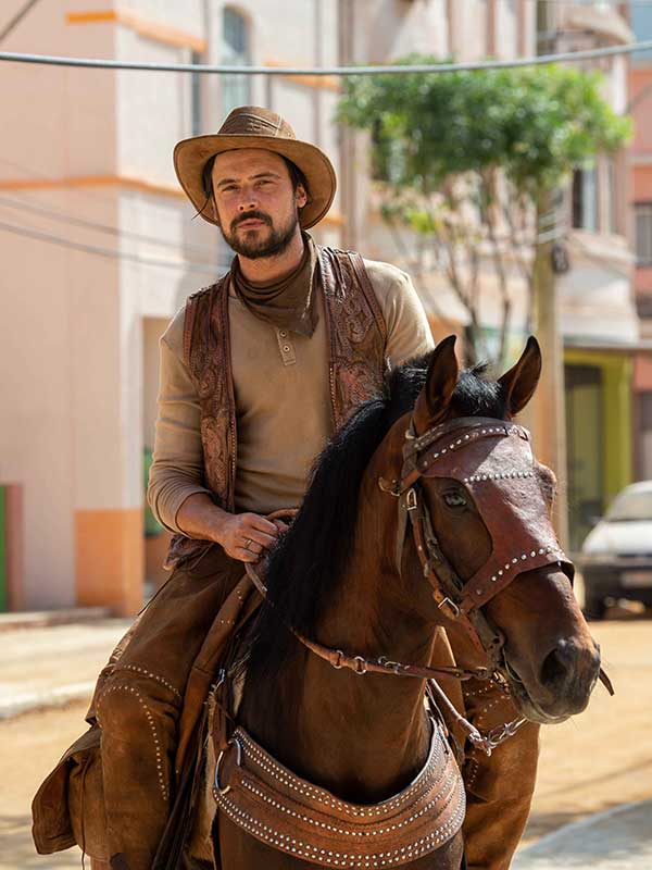 Sérgio Guizé, montado a cavalo, interpretando Zé Paulino, de "Mar do Sertão"