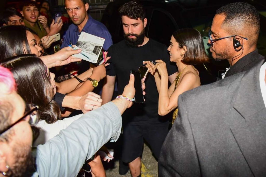 Manu Gavassi com fãs