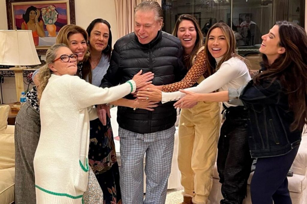 Silvio Santos cercado pelas seis filhas