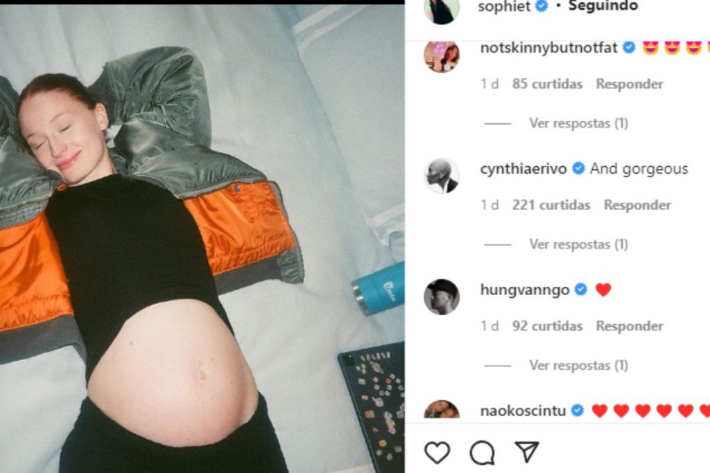 Sophie Turner de "Game Of Thrones" mostrou a barriga de grávida nas redes