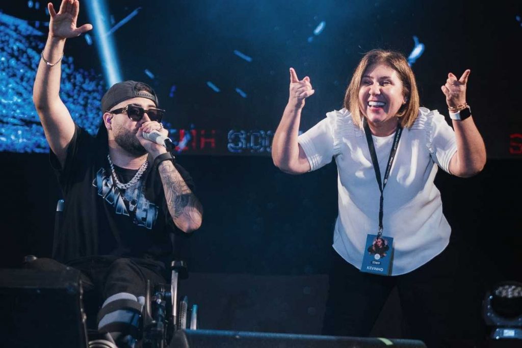 sueli azevedo, mãe de kevinho, no palco com o filho