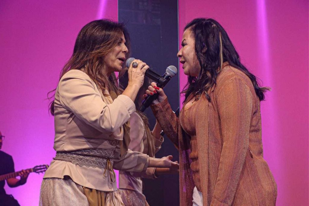 Sula Miranda gravando DVD gospel com Dona Ruth, mãe de Marília Mendonça, em igreja no Rio de Janeiro