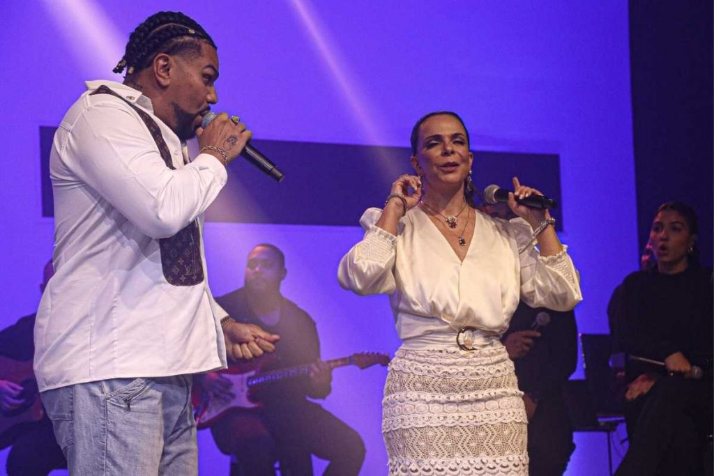 Sula Miranda gravando DVD gospel com Naldo Benny em igreja no Rio de Janeiro