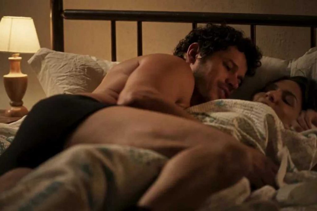 tadeu (josé loreto) deitando sem roupa na cama com zefa (paula barbosa) em pantanal