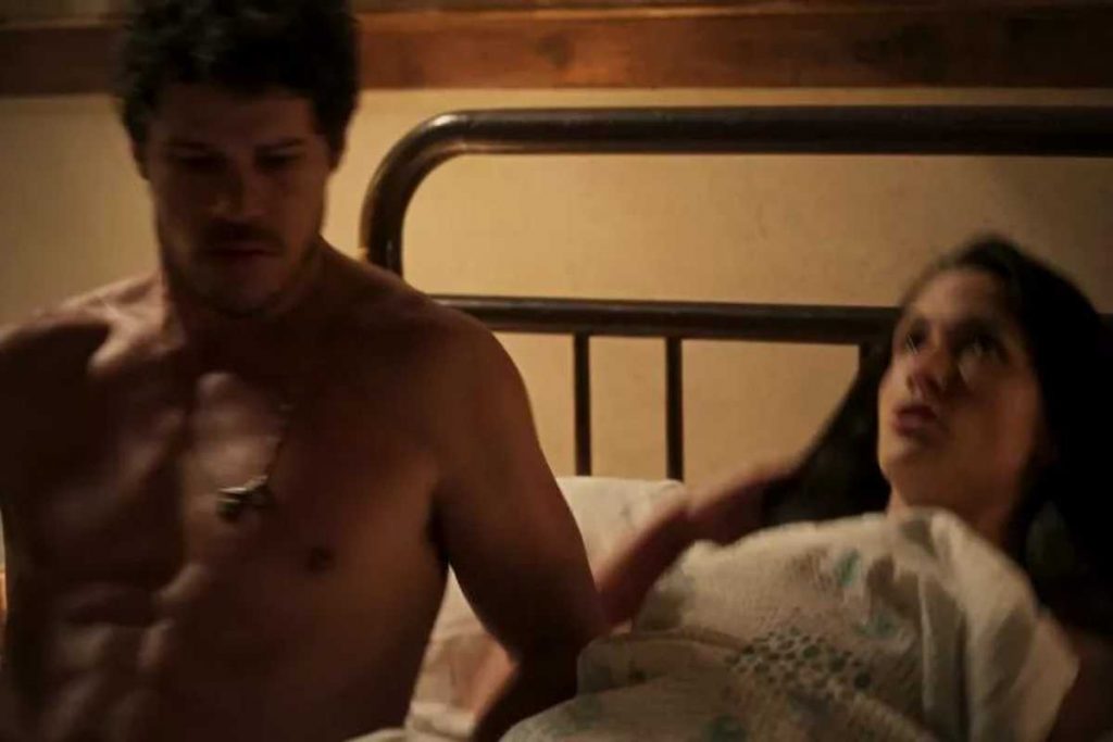 tadeu (josé loreto) deitando sem roupa na cama com zefa (paula barbosa) em pantanal