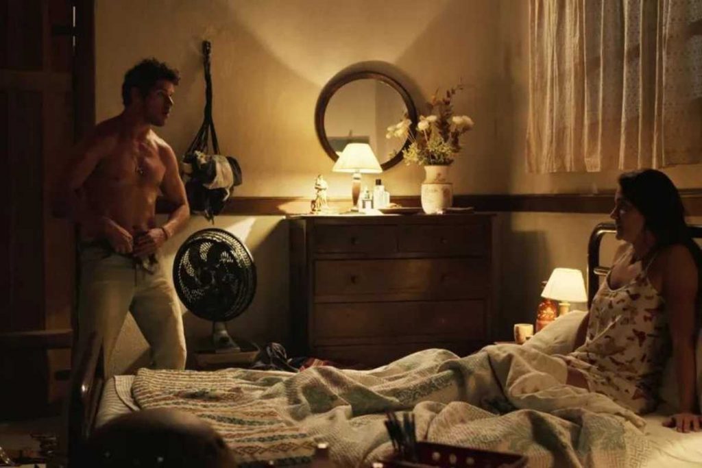 tadeu (josé loreto) tirando a roupa para deitar com zefa (paula barbosa) em pantanal