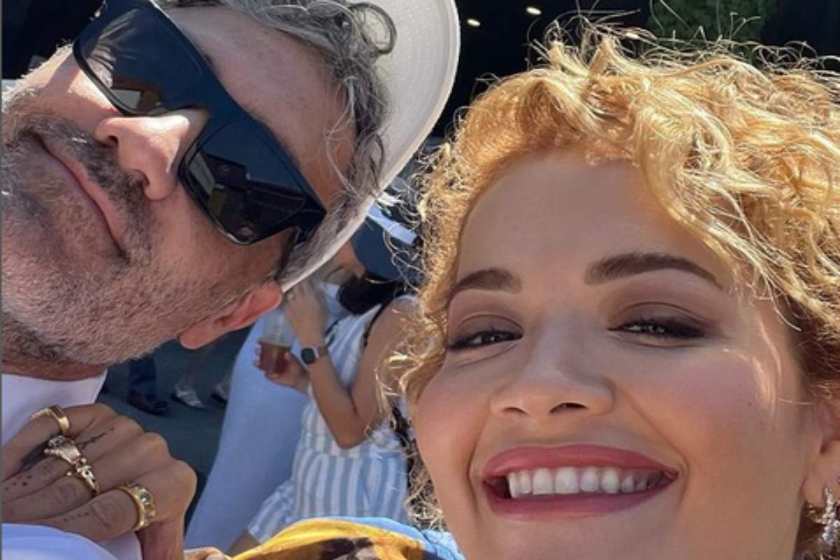 Taika Waitit e Rita Ora em selfie divertida