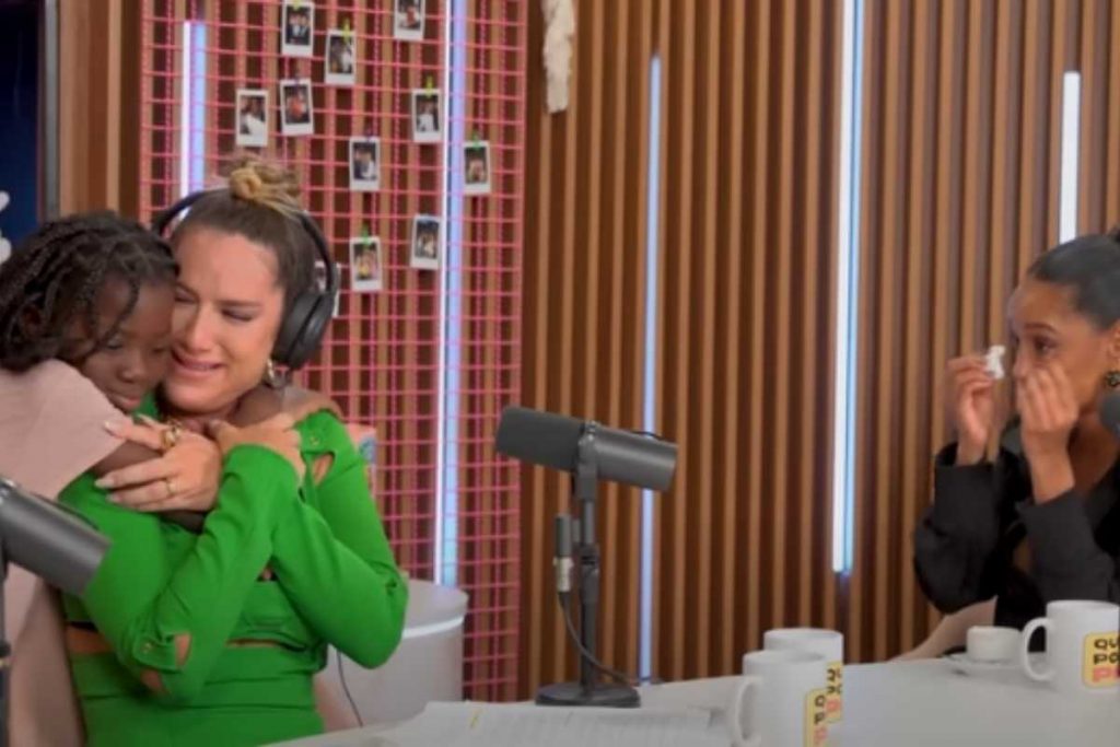 Titi abraçando Giovanna Ewbank e Taís Araújo chorando durante podcast