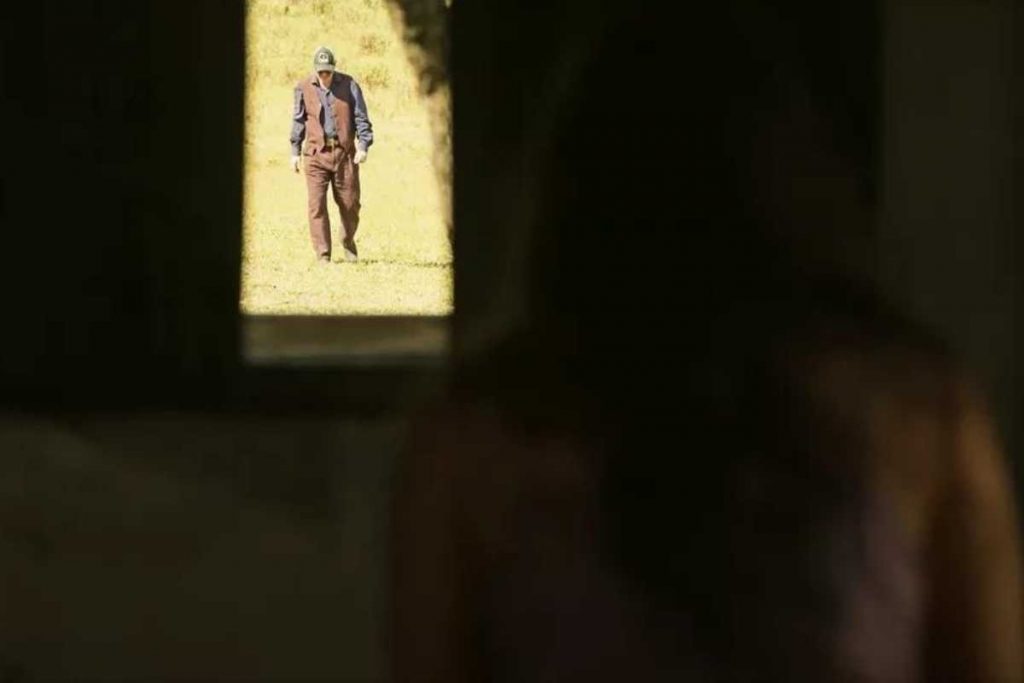 tenório (murilo benício) se aproximando de tapera de juma (alanis guillen) em pantanal