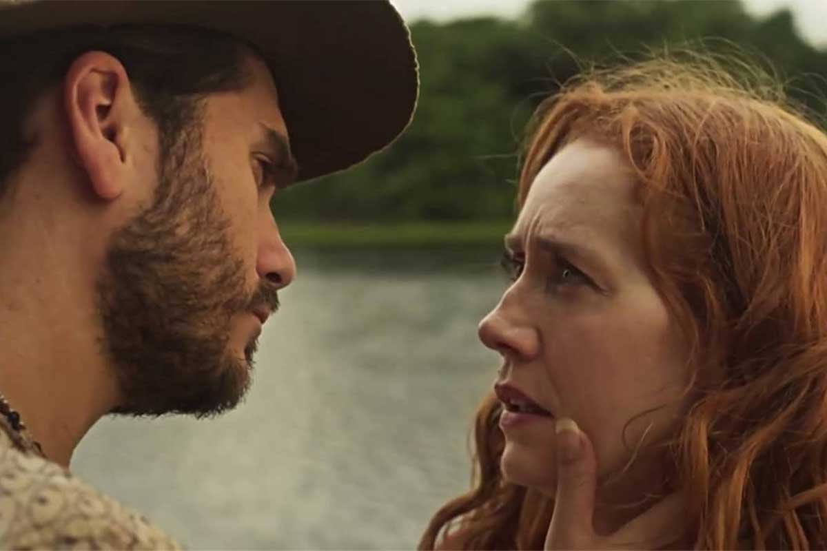 Trindade (Gabriel Sater) e Irma (Camila Morgado) trocam olhares em cena de Pantanal