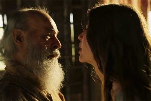 Velho do Rio (Osmar Prado) e Juma (Alanis Guillen) conversam em cena de