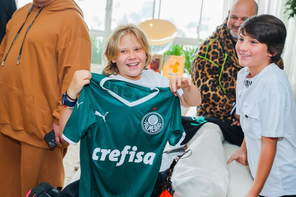 Vittorio ganha camisa do Palmeiras de presente
