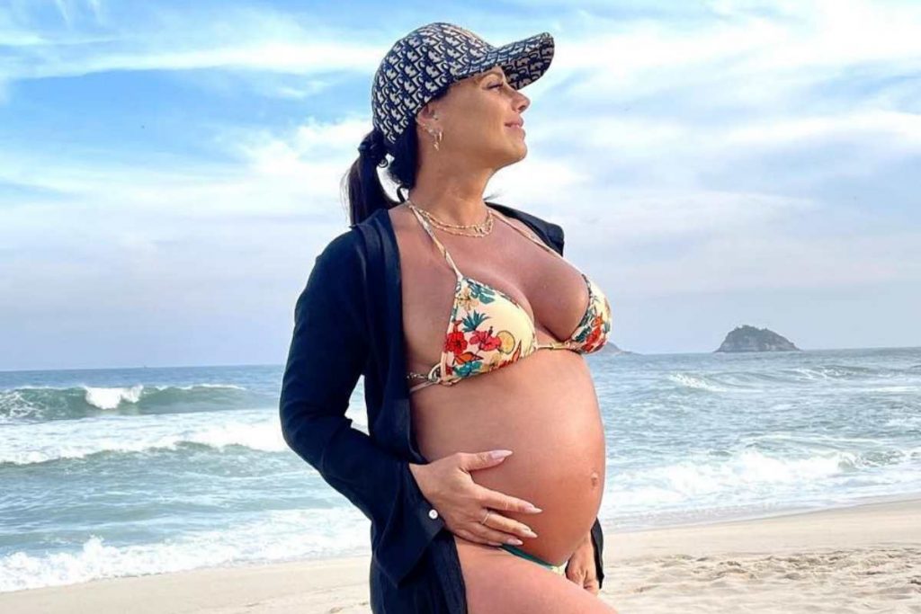 Viviane Araújo posando para foto na praia
