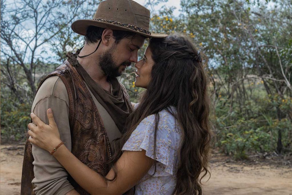 Zé Paulino (Sérgio Guizé) e Candoca (Isadora Cruz) em cena de Mar do Sertão