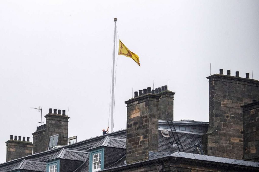 Bandeira Real da Escócia acima do Palácio de Holyroodhouse em Edimburgo,