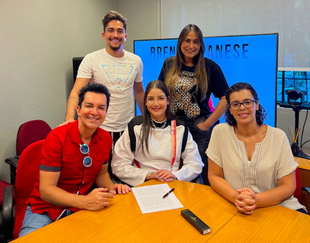 Filha de Regis Danese em gravadora