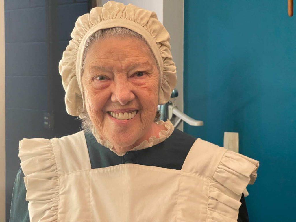 Neusa Maria Faro caracterizada como governanta em peça de Jo Soares