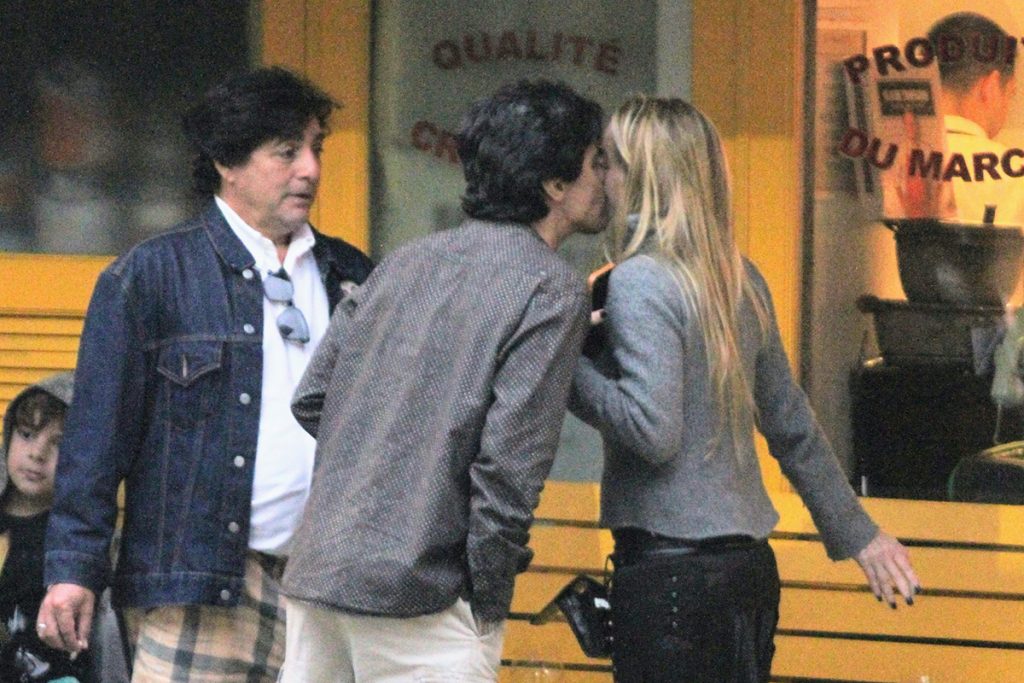 André Gonçalves e Danielle Winits trocaram muitos beijos durante jantar
