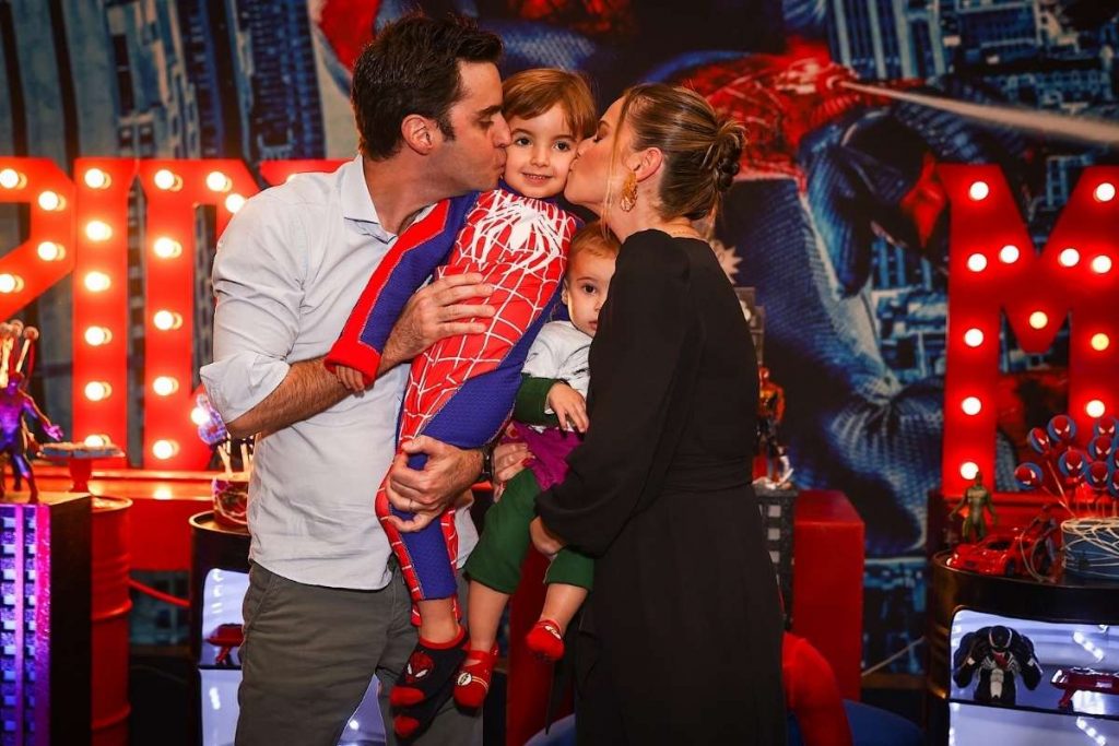 Milena Toscano comemora aniversário do filho mais velho, João Pedro