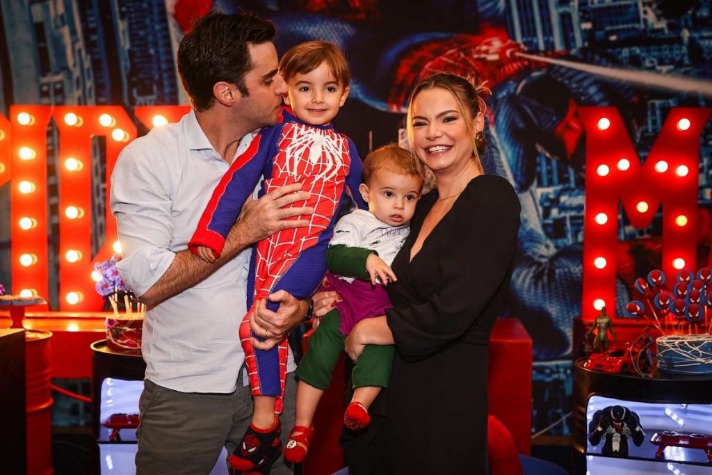 Milena Toscano comemora aniversário do filho mais velho, João Pedro