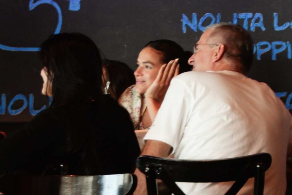 Bruna Marquezine almoça ao lado da família na Barra da Tijuca