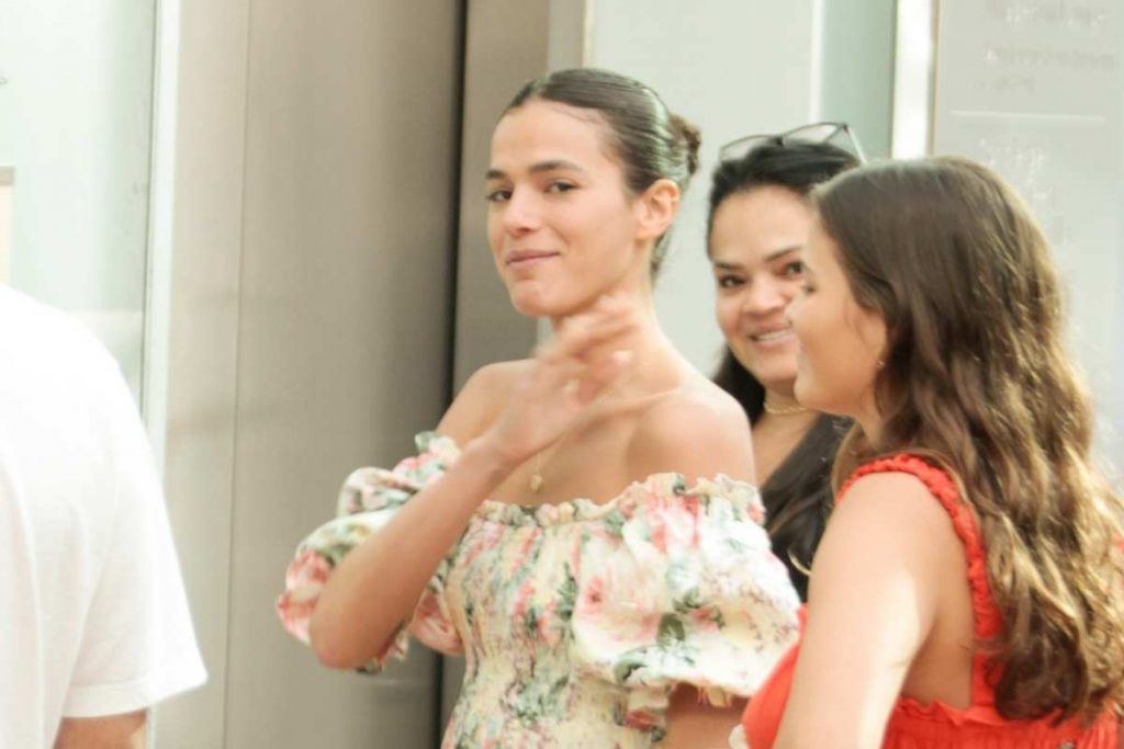 Bruna Marquezine almoça ao lado da família na Barra da Tijuca