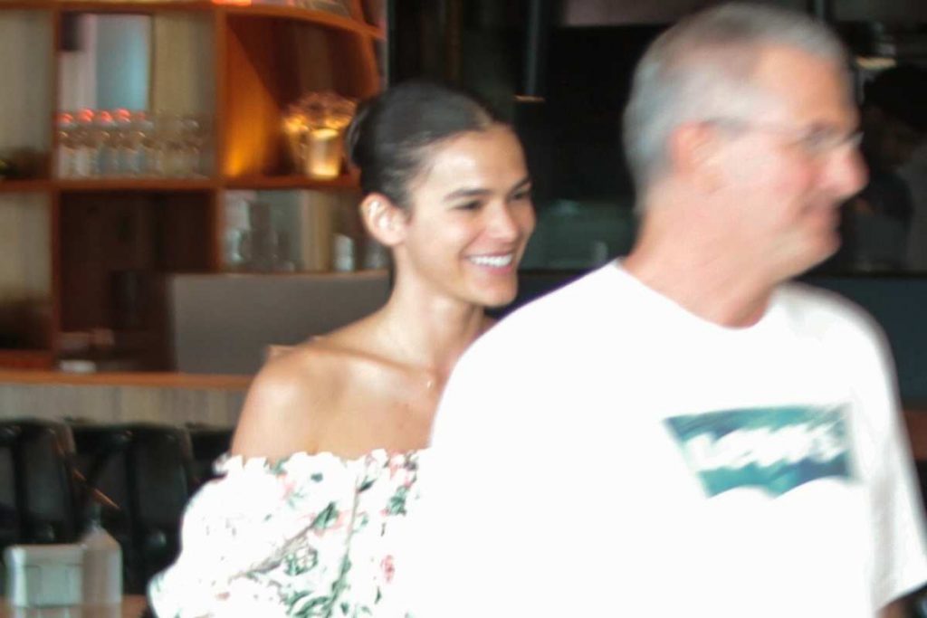Bruna Marquezine almoça ao lado da família na Barra da Tijuca