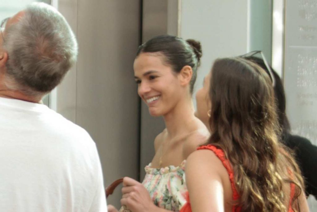 Bruna Marquezine almoça ao lado da família na Barra da Tijuca