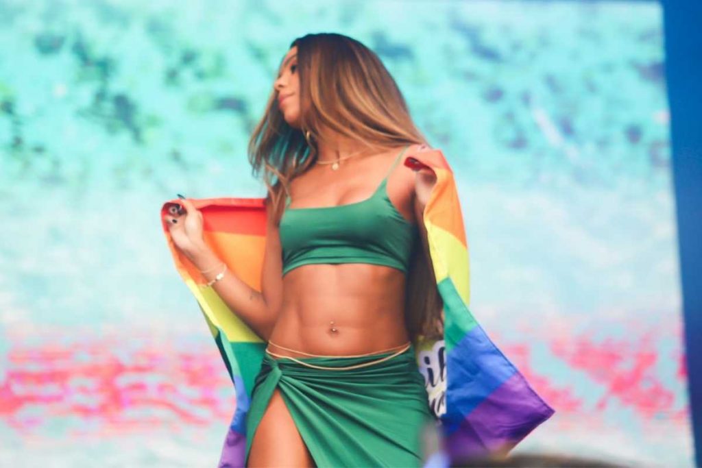 Brunna Gonçalves com bandeira LGBTQIAP+ no Salvador Fest 2022