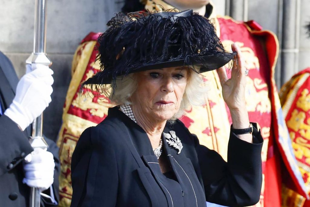 Camila Parker com broche de diamante dado pela Rainha Elizabeth II