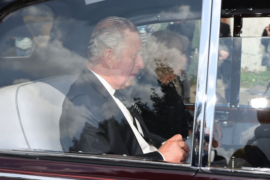 Charles e Camila Parker, no carro oficial, chegando em Londres