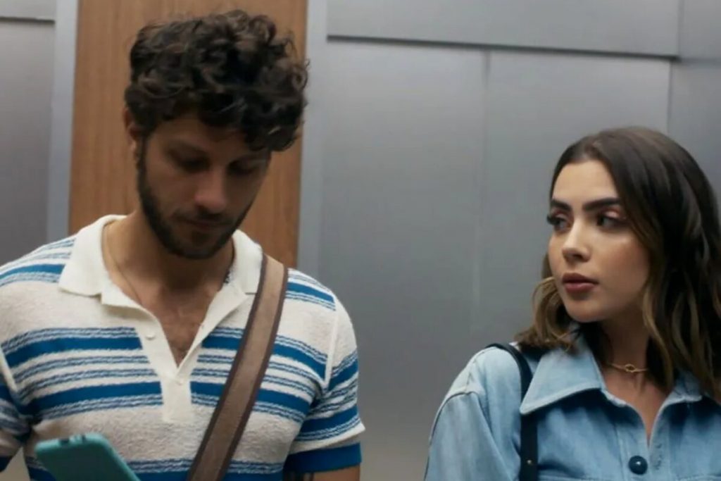 Ari, personagem de Chay, e Chiara, de Jane, em u elevador - cena da novela Travessia