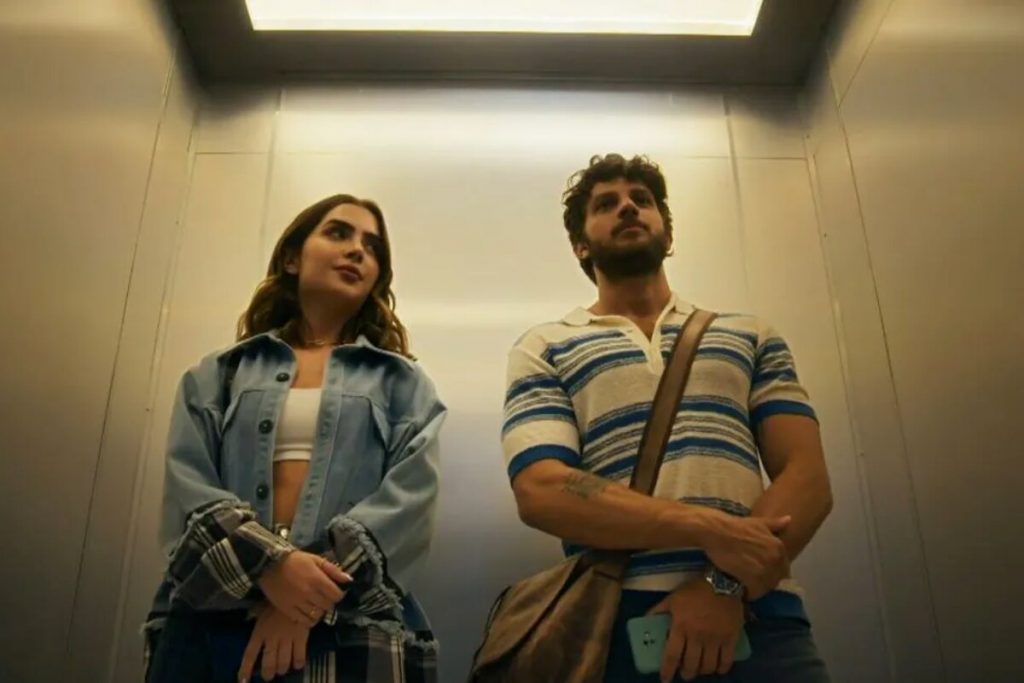 Ari, personagem de Chay, e Chiara, de Jane, em u elevador - cena da novela Travessia 