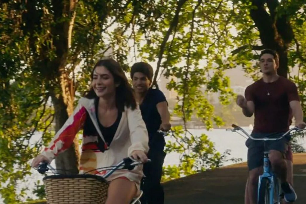 Jade caracterizada como Chiara, andando de bicicleta, cena de Travessia