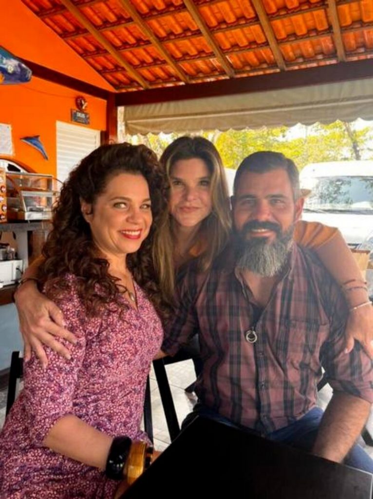 Isabel Teixeira, Cristiana Oliveira e Juliano Cazarré abraçados, nos bastidores de Pantanal