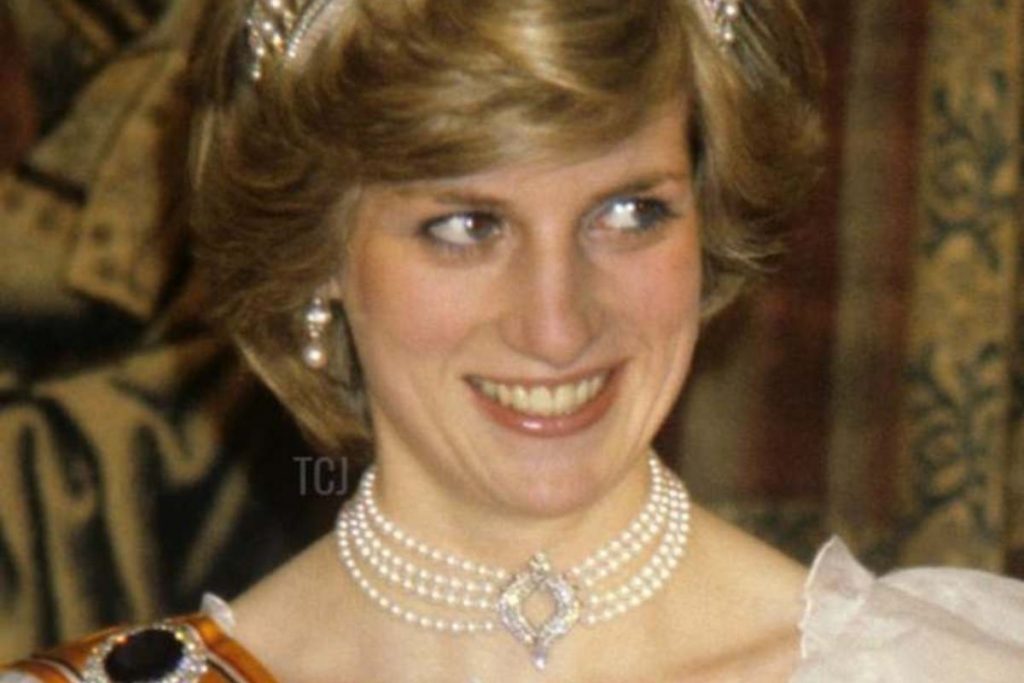 Diana Spencer, com colar de pérolas e diamantes que foi de Elizabeth II
