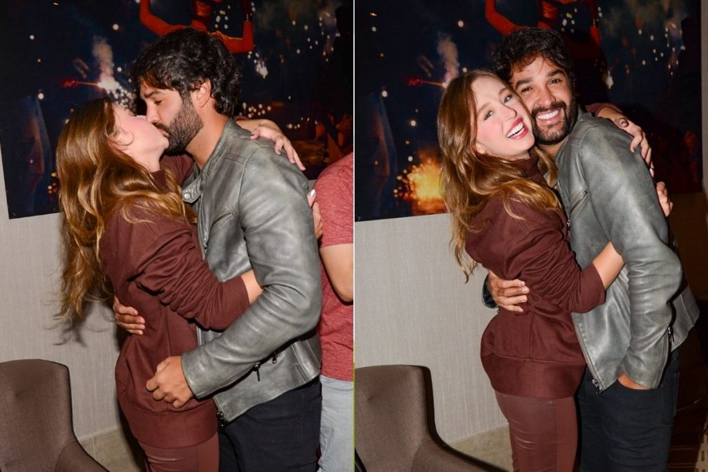 Duda Reis recebe carinho do namorado