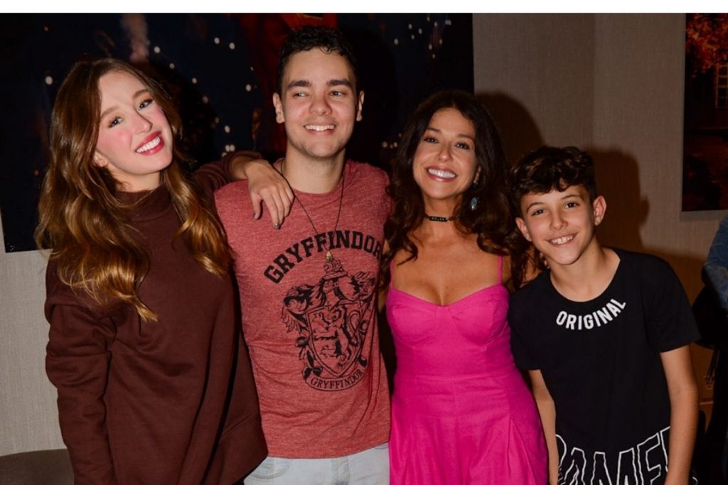 Elenco da peça reunido nos bastidores