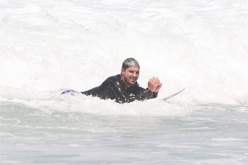 Gabriel Medina no mar, em praia do Rio de Janeiro