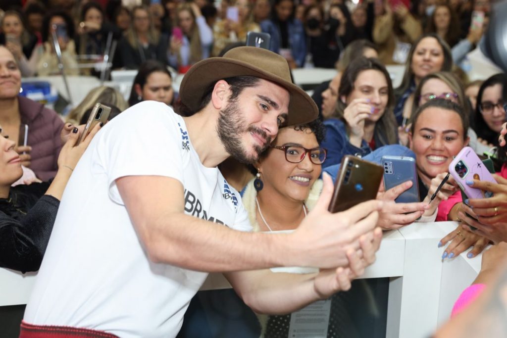 Gabriel Sater faz selfie com fã