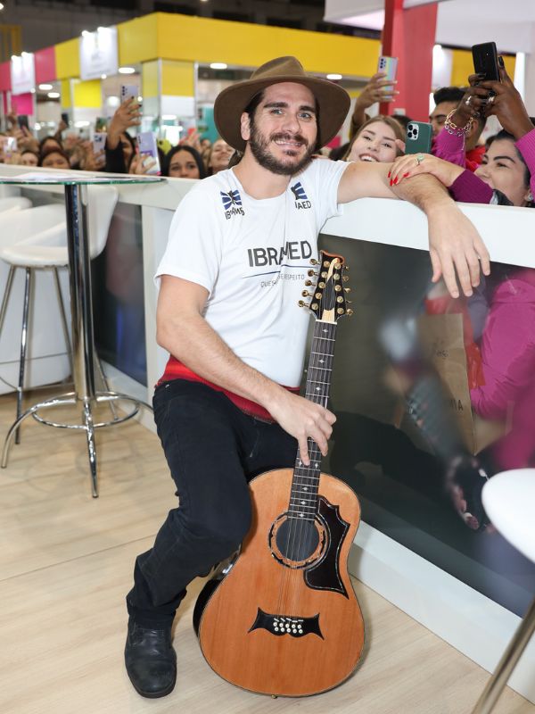 Gabriel Sater e seu inseparável violão