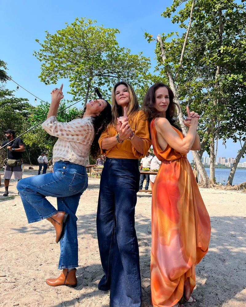 Giovana Gold, Cristiana Oliveira e Ingra Lyberato fazendo pose de As Panteras