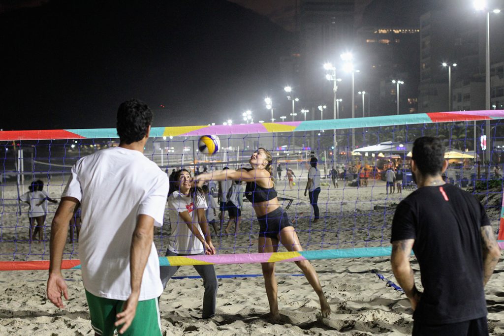 Grazi Massfaera arrasa em jogo de vôlei na praia