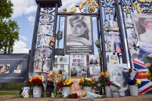 Homenagens pelos 25 anos da morte de Diana, no portão do Palácio de Buckingham